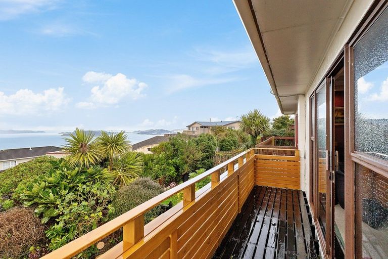 Photo of property in 40a Somes Crescent, Newlands, Wellington, 6037