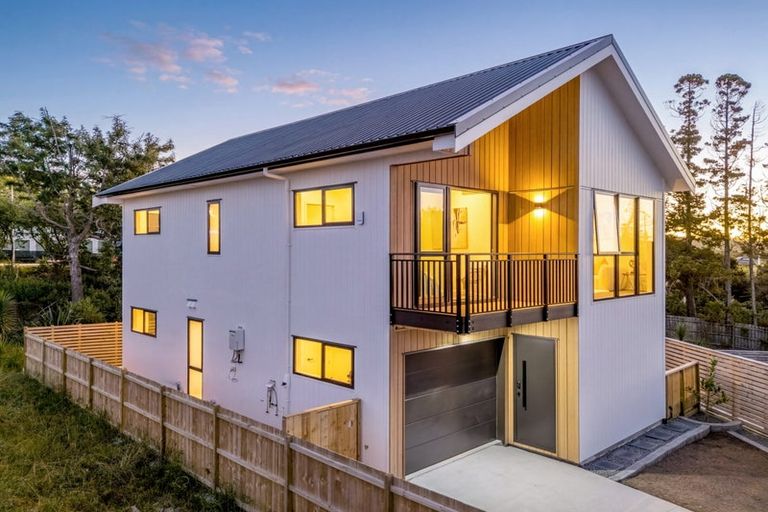 Photo of property in 26 Curtiss Circle, Hobsonville, 0618