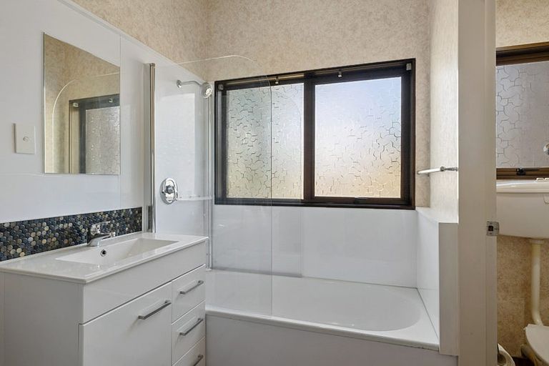 Photo of property in 8 Julian Place, Westown, New Plymouth, 4310