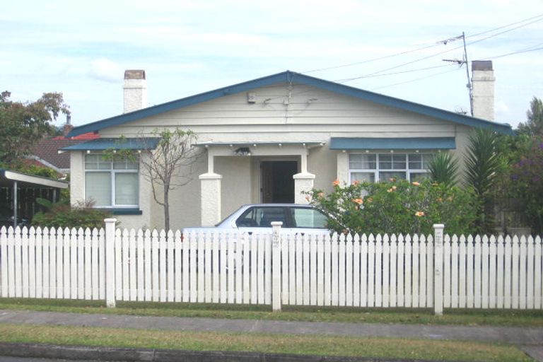 Photo of property in 82 Lynwood Road, New Lynn, Auckland, 0600