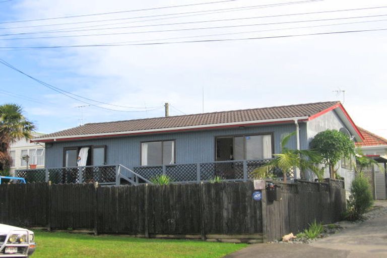 Photo of property in 1/111 Lincoln Park Avenue, Massey, Auckland, 0614