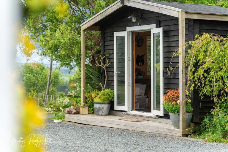 Photo of property in 17 Oparakau Road, Matakohe, 0594