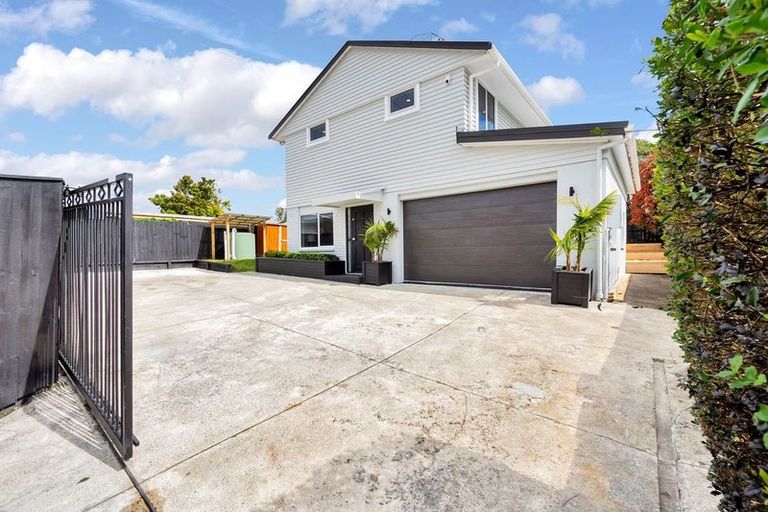 Photo of property in 52 Roberts Road, Te Atatu South, Auckland, 0610