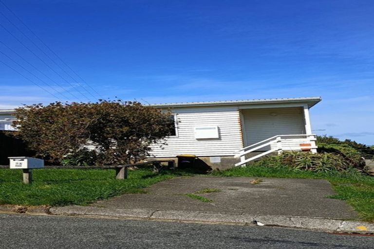 Photo of property in 7a Chetwode Grove, Newlands, Wellington, 6037