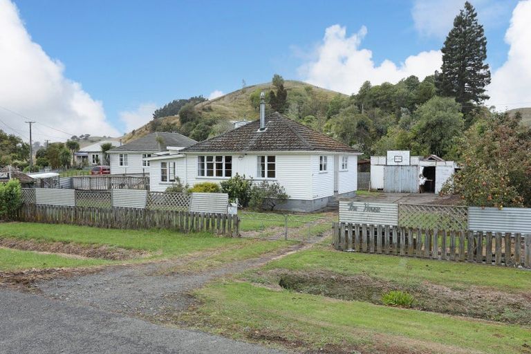 Photo of property in 4 Station Road, Hunterville, 4730