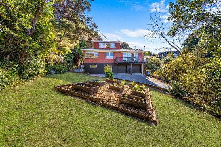 Photo of property in 34 Rauhuia Crescent, Parau, Auckland, 0604