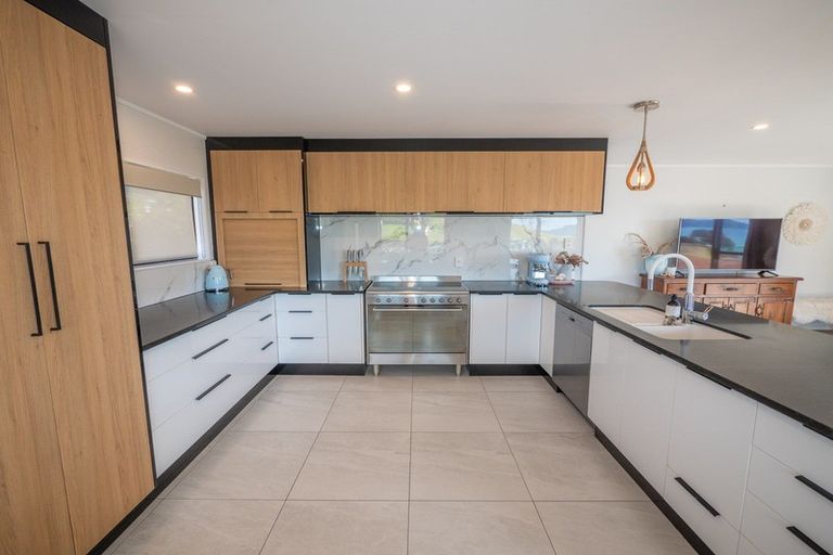 Photo of property in 19 Stratford Drive, Cable Bay, 0420