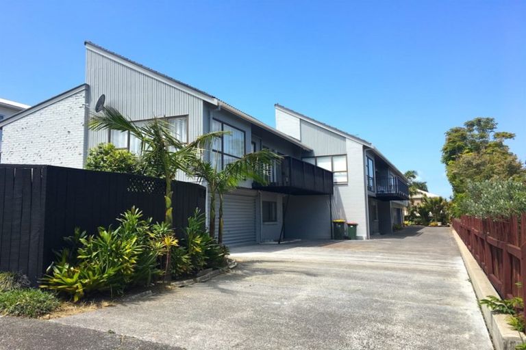 Photo of property in 1/18 Wernham Place, Northcote, Auckland, 0626