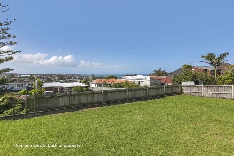 Photo of property in 2/613 Beach Road, Rothesay Bay, Auckland, 0630