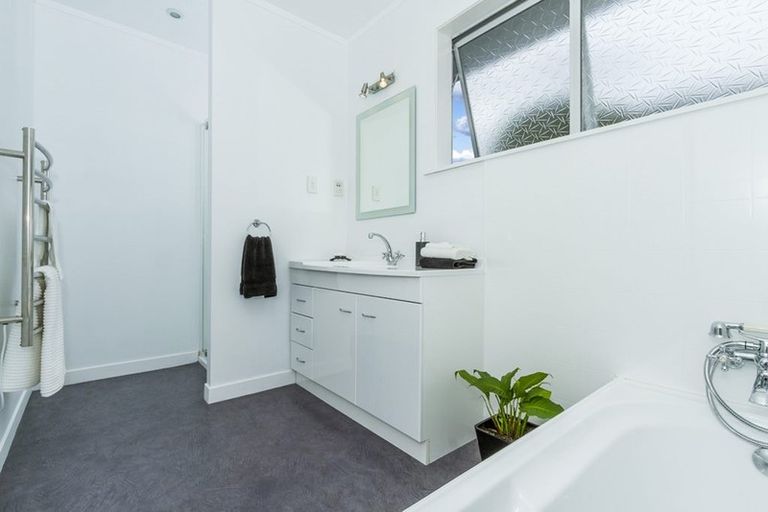 Photo of property in 215 Manuka Road, Bayview, Auckland, 0629