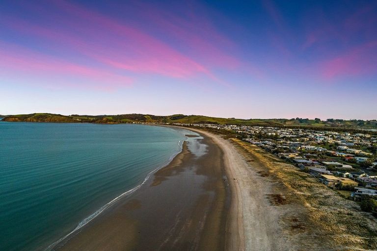 Photo of property in 2 The Southern Isle, Omaha, 0986