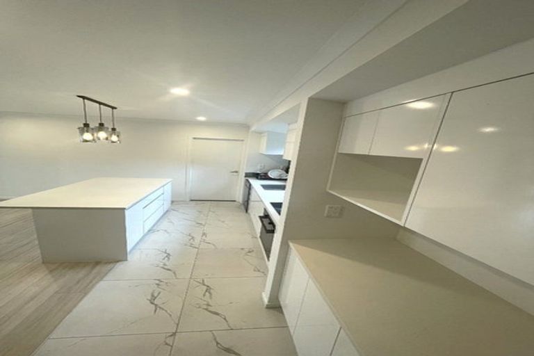 Photo of property in 1/4214a Great North Road, Glendene, Auckland, 0602