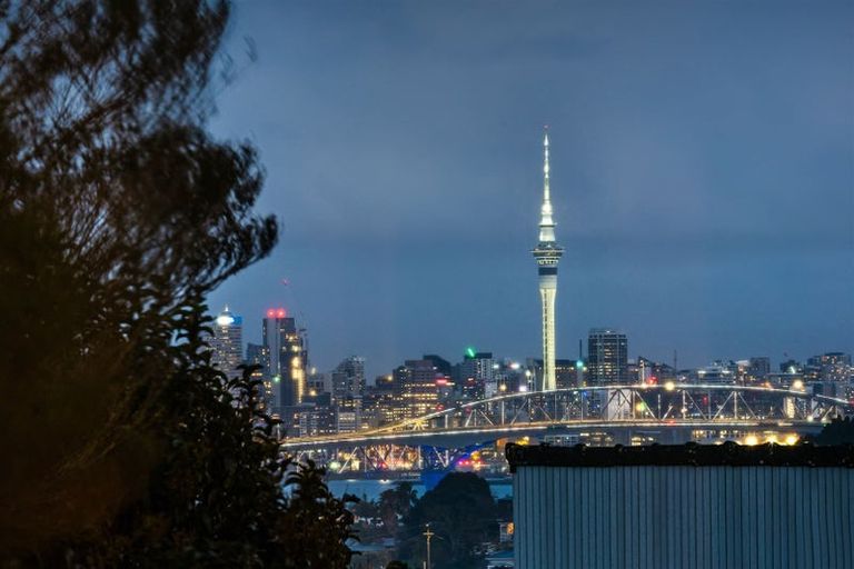 Photo of property in 1/14 Wernham Place, Northcote, Auckland, 0626