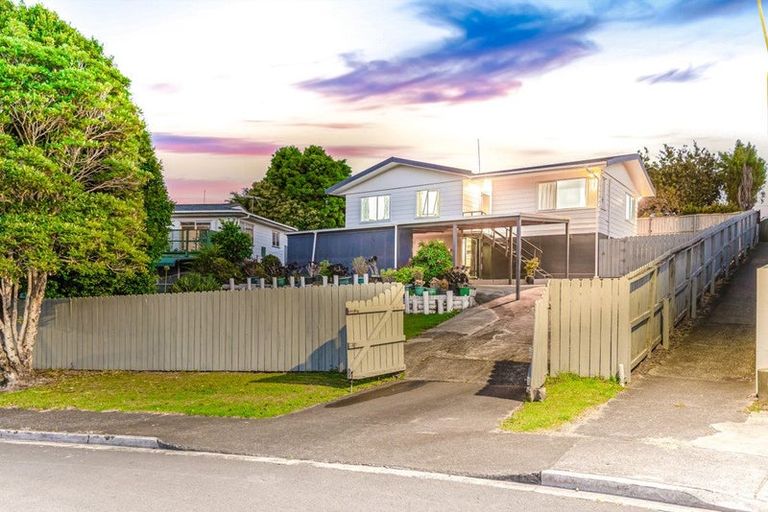 Photo of property in 22 Styca Place, Sunnyvale, Auckland, 0612