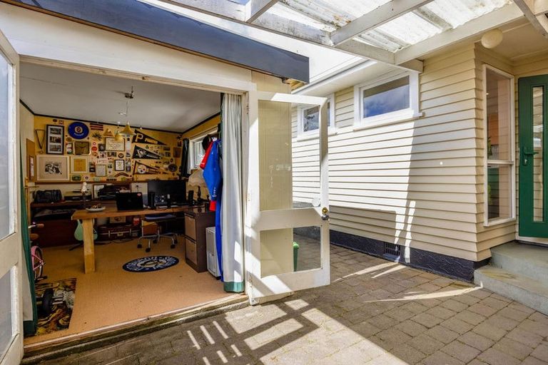 Photo of property in 39 Turakina Street, Merrilands, New Plymouth, 4312