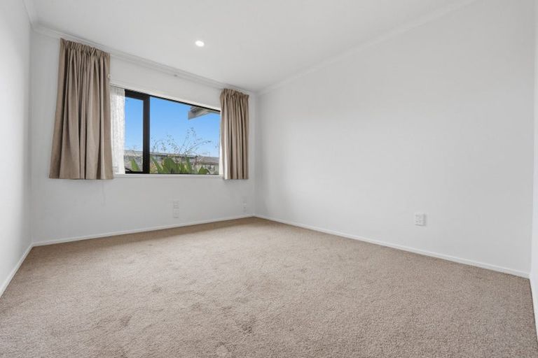 Photo of property in 2 Spring Valley Place, Oteha, Auckland, 0632