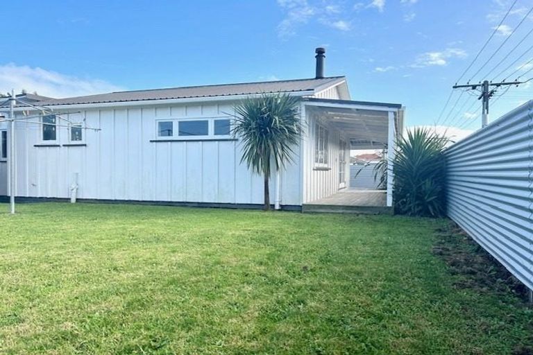 Photo of property in 11 Domett Street, Waitara, 4320