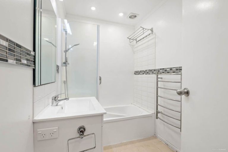 Photo of property in 3 Mchardy Place, Glenfield, Auckland, 0627