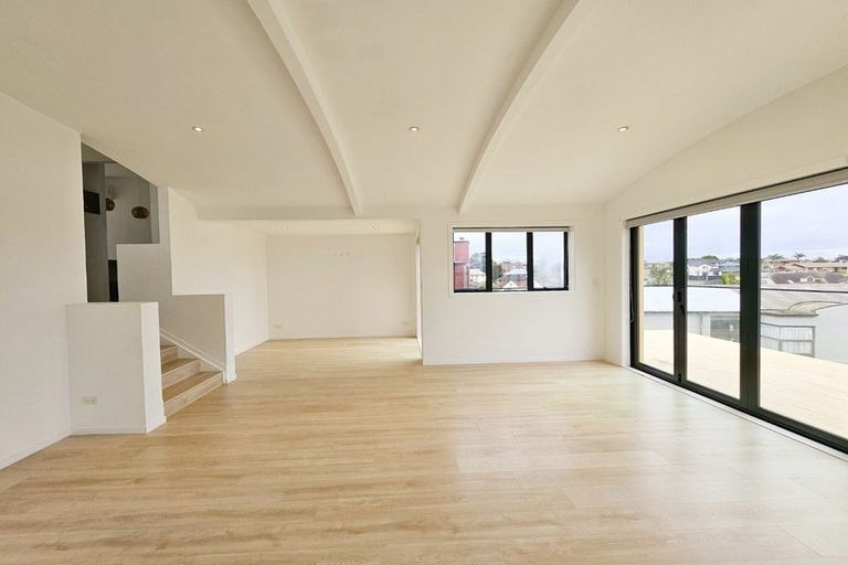 Photo of property in 137 Wiseley Road, West Harbour, Auckland, 0618