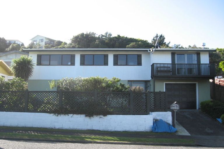 Photo of property in 38 Gloaming Hill, Titahi Bay, Porirua, 5022
