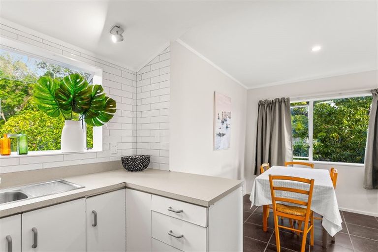 Photo of property in 34 Sungrove Rise, Sunnyvale, Auckland, 0612