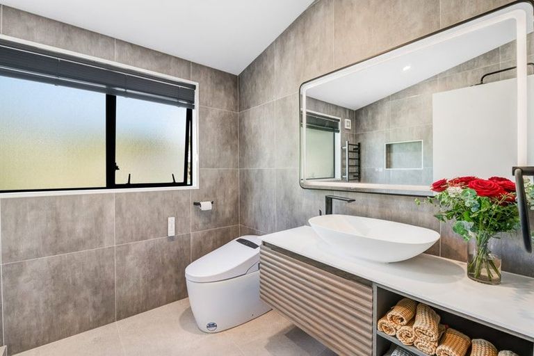 Photo of property in 14 Mallard Place, Unsworth Heights, Auckland, 0632