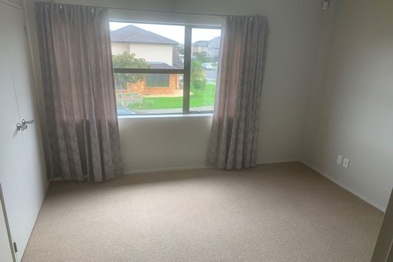 Photo of property in 28 Heidi Crescent, Flat Bush, Auckland, 2016