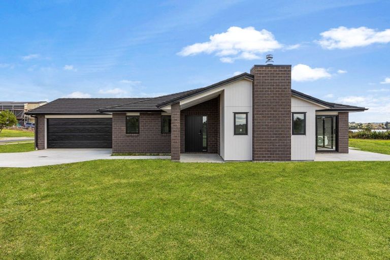 Photo of property in 73 Tahuna Minhinnick Drive, Glenbrook, 2681