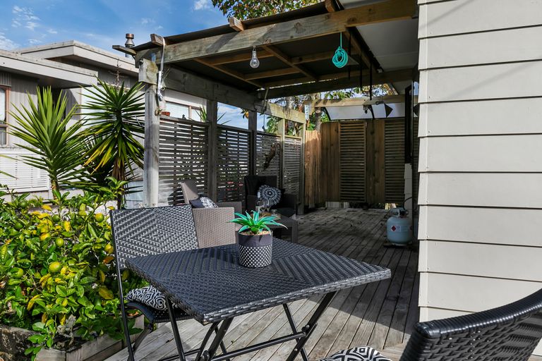 Photo of property in 4 Chamberlain Road, Massey, Auckland, 0614