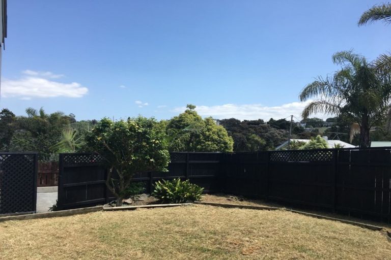 Photo of property in 1/18 Wernham Place, Northcote, Auckland, 0626