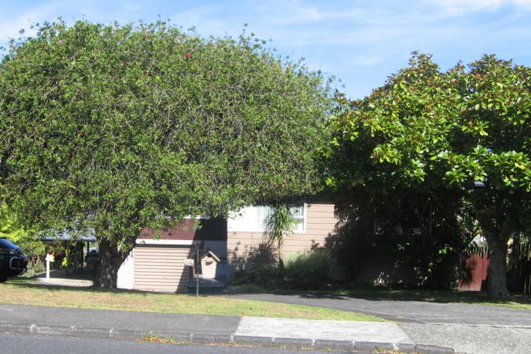 Photo of property in 35 Woodcote Drive, Glenfield, Auckland, 0629