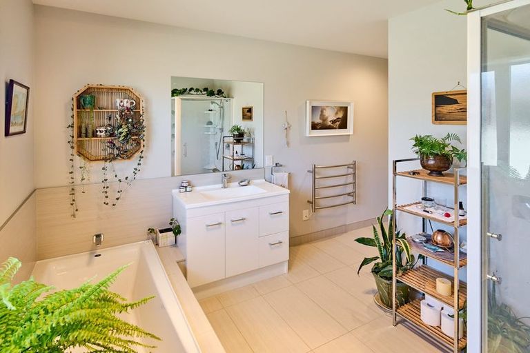 Photo of property in 6 Simpson Crescent, Raumati Beach, Paraparaumu, 5032