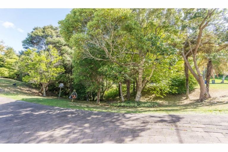 Photo of property in 1 Lancewood Avenue, Titirangi, Auckland, 0604