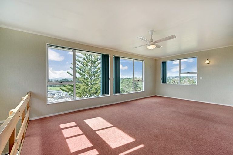 Photo of property in 16 Babich Road, Henderson Valley, Auckland, 0614