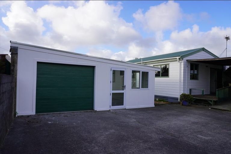 Photo of property in 2 Barnard Place, Manurewa East, Auckland, 2102