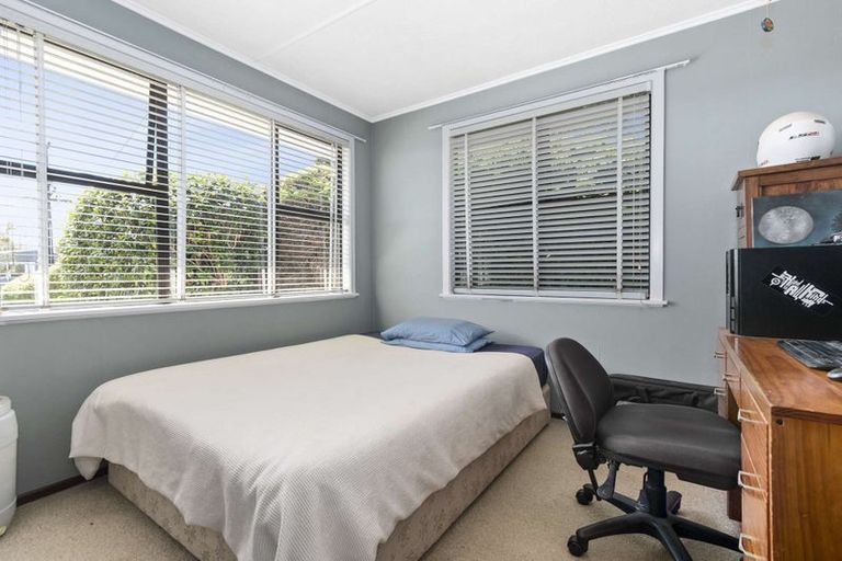 Photo of property in 24 School Road, Te Atatu South, Auckland, 0610