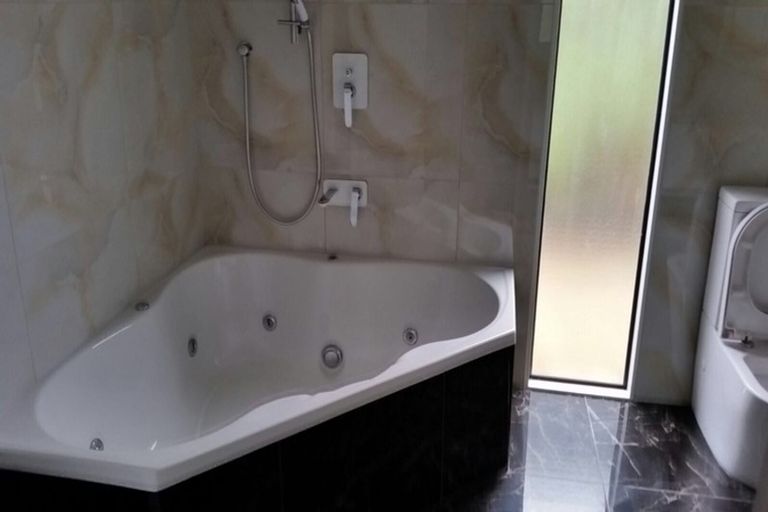 Photo of property in 19 Magee Place, East Tamaki Heights, Auckland, 2016