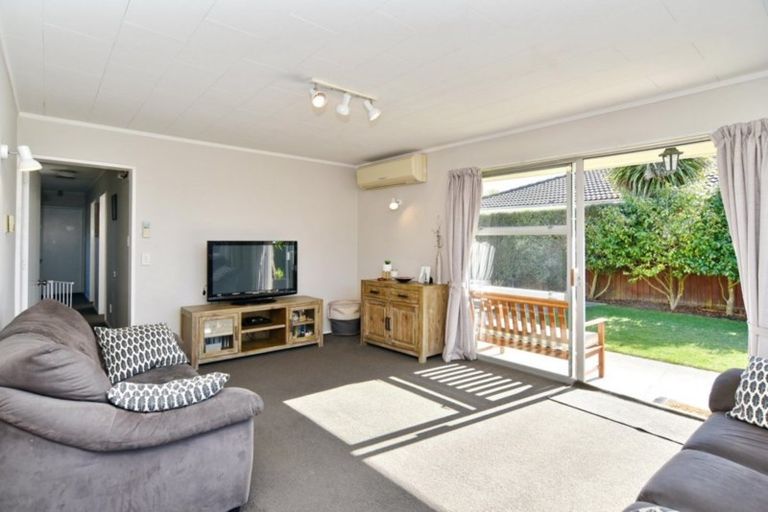 Photo of property in 2/10 Salford Avenue, Redwood, Christchurch, 8051