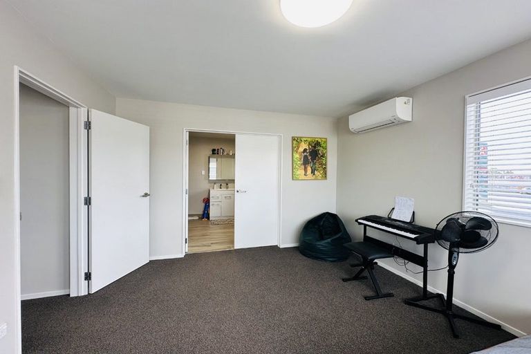 Photo of property in 10/11 Ray Small Drive, Papakura, 2110