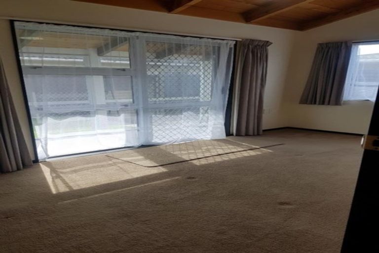 Photo of property in 2/2 Tiverton Crescent, Whalers Gate, New Plymouth, 4310