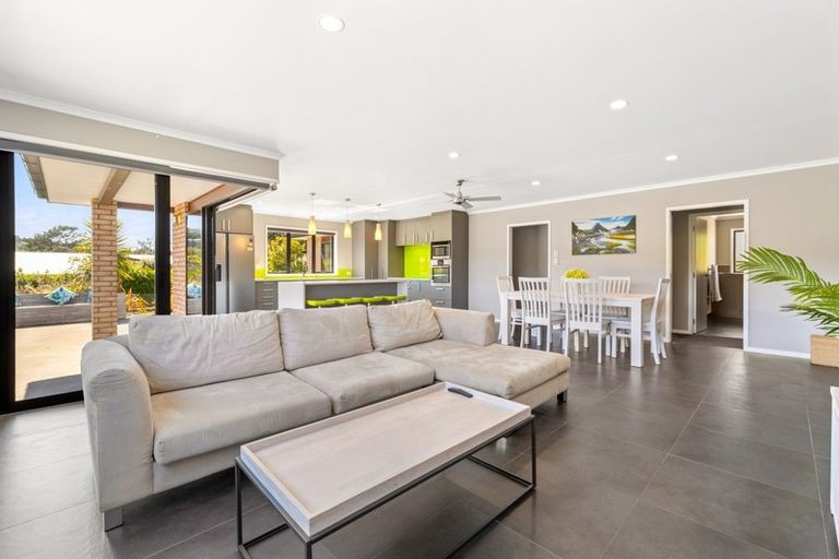 Photo of property in 165b Oraha Road, Kumeu, 0892