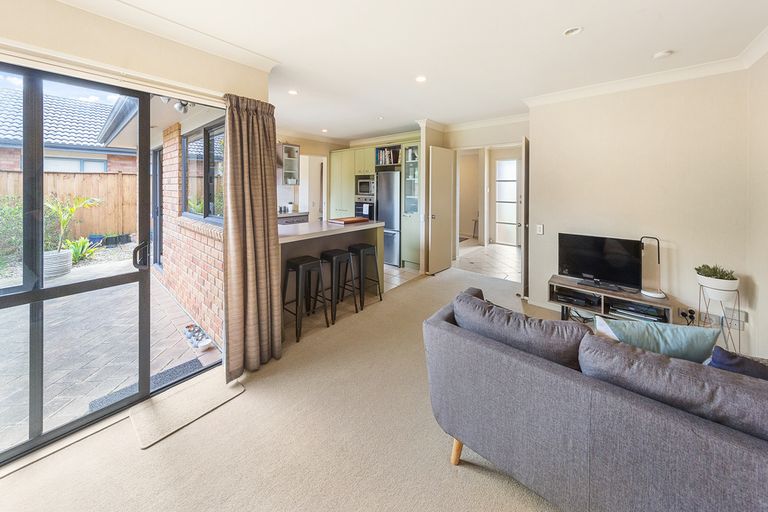 Photo of property in 33 Croftview Road, Wattle Downs, Auckland, 2103