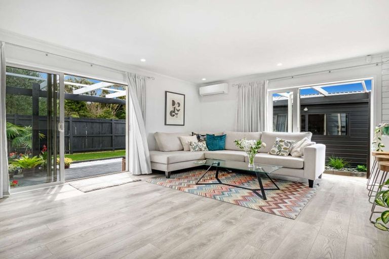 Photo of property in 2/1 Woodside Road, Massey, Auckland, 0614