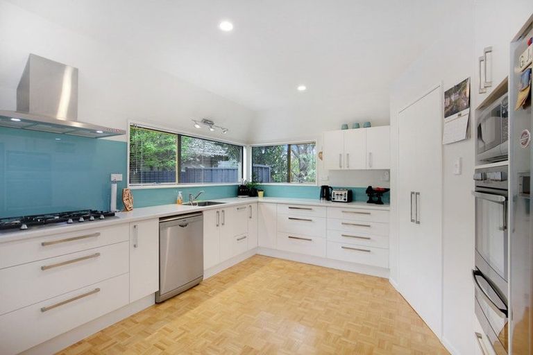 Photo of property in 28 Harkness Place, Avonhead, Christchurch, 8042