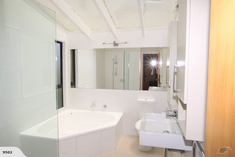 Photo of property in 2/162 East Coast Road, Forrest Hill, Auckland, 0620