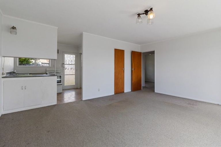 Photo of property in 2/92 Lynwood Road, New Lynn, Auckland, 0600