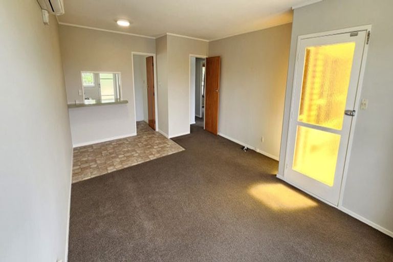 Photo of property in 3/2 Longbill Place, Glendene, Auckland, 0602