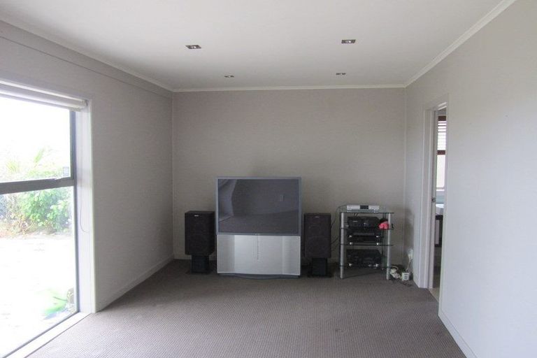 Photo of property in 73 Sylvan Avenue, Northcote, Auckland, 0627