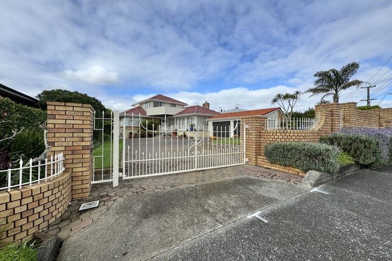 Photo of property in 107 Bleakhouse Road, Mellons Bay, Auckland, 2014