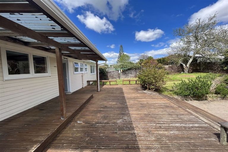 Photo of property in 16 Bayside Avenue, Te Atatu Peninsula, Auckland, 0610